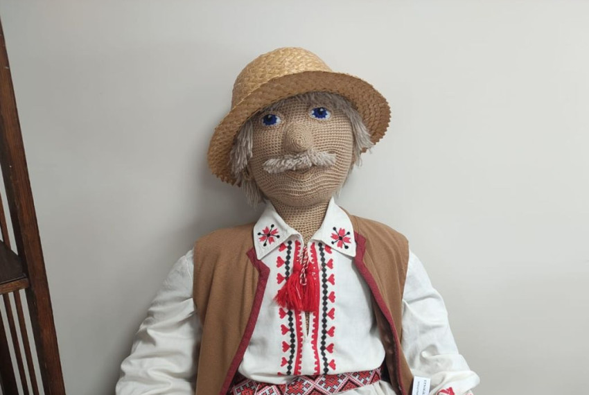Baltkrievu leļļu izstāde Daugavpilī atklāj tautas tradīciju burvību