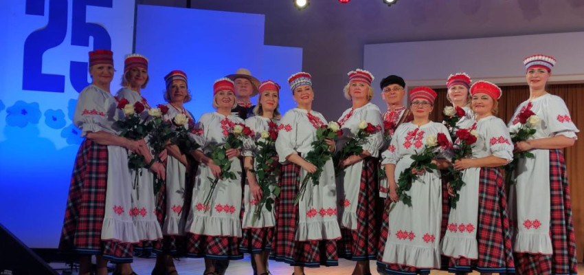 Deju ansamblis “Ļanok” ar krāšņu koncertu atzīmēja 25 gadu jubileju