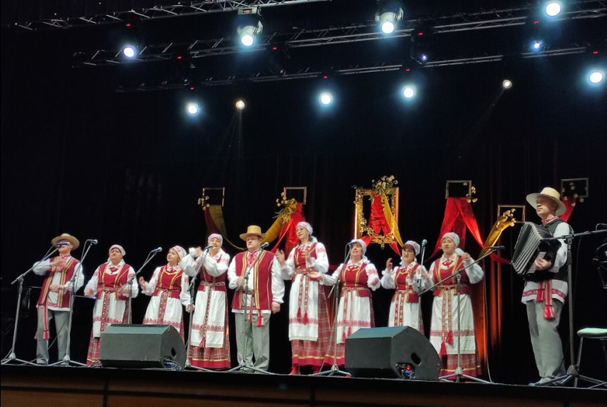 Ансамбль “Купалінка” павіншаваў з юбілеем ансамбль “Узоры”