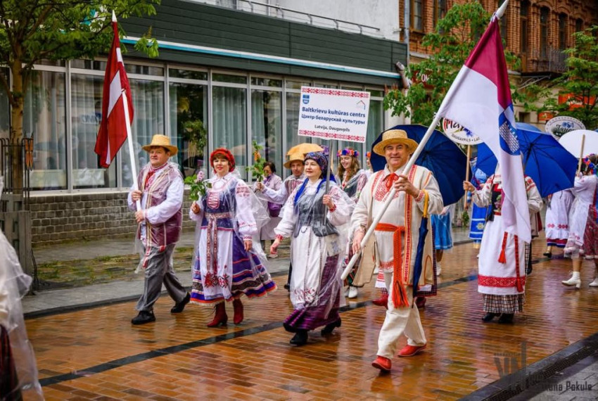 У Даўгаўпілсе адбылося першае шэсце ў народных строях