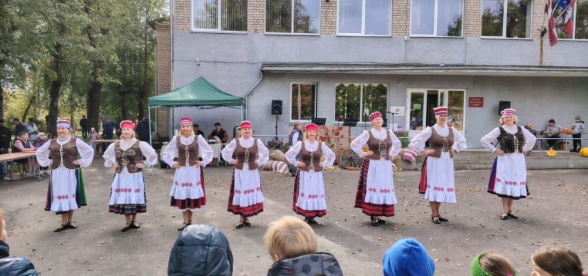 Ансамбль “Лянок” выступил на осеннем празднике в Силене