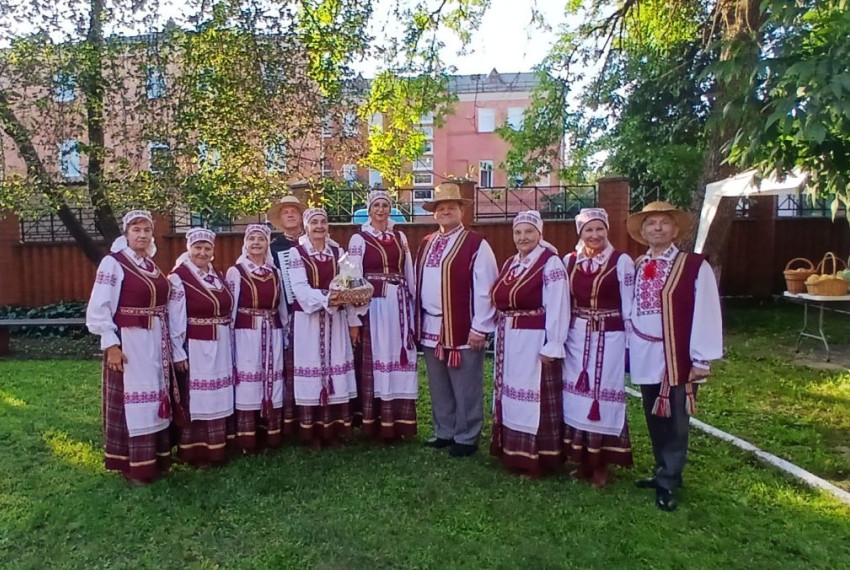 “Kupalinka” dziedāja svētkos &quot;Ābolu Spass&quot; Krievu kultūras centrā
