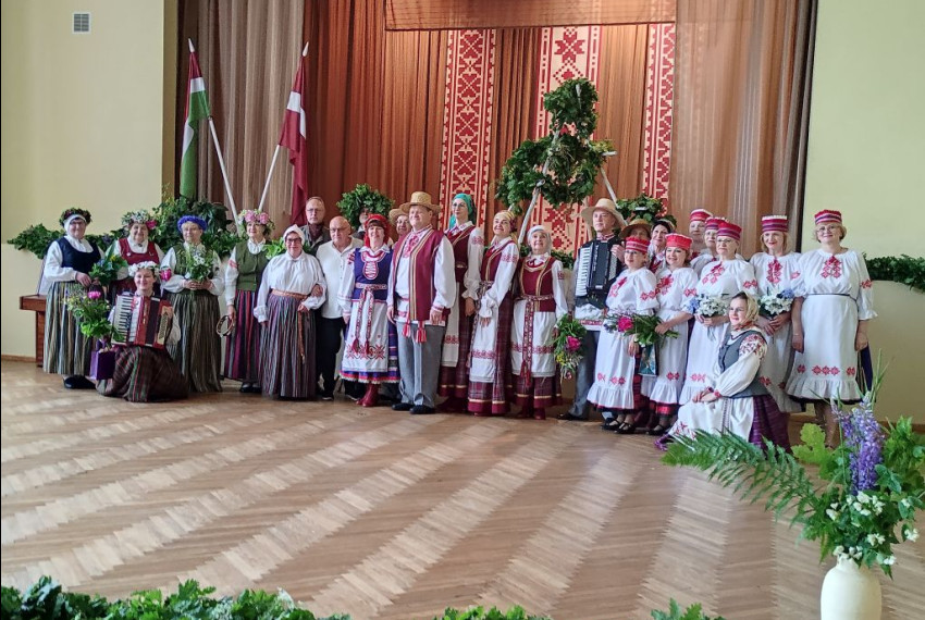 Ansambļi “Kupaļinka” un “Ļanok” uzstājās Eglainē